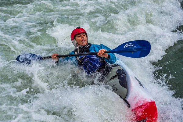 Augsburg, Németország-június 16, 2019: Whitewater kajakozás az Eiskanal Augsburgban — Stock Fotó