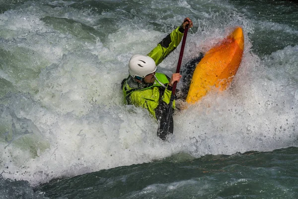 Augsburg, Alemanha - 16 de junho de 2019: caiaque Whitewater no Eiskanal em Augsburg — Fotografia de Stock