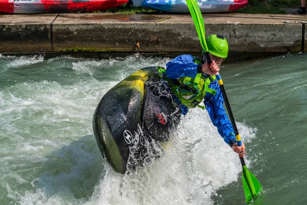 Augsburg, Germany - June 16, 2019: Whitewater kayaking on the Eiskanal in Augsburg — Stock Photo, Image