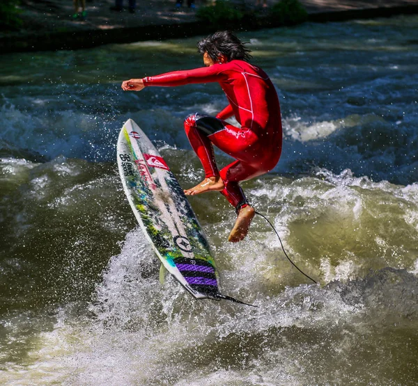 München, Németország-július 13, 2019: Surfer in the City River nevű Eisbach — Stock Fotó