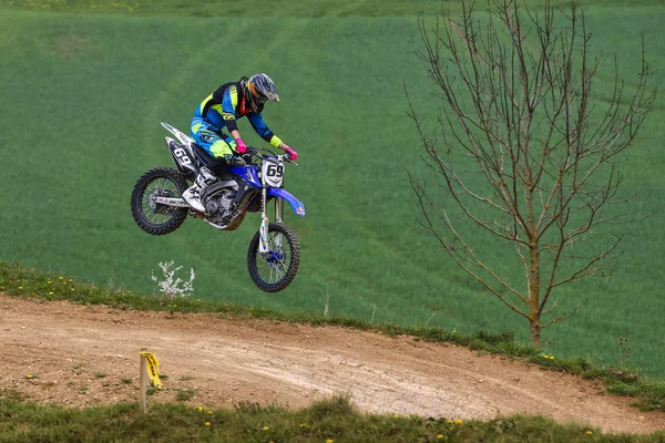 Warching, Duitsland-29 juni 2019: Motocross training in Warching — Stockfoto