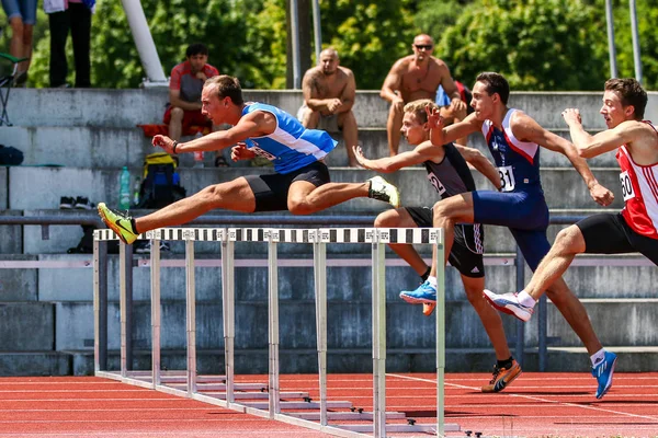Ratisbona, Germania - 16 giugno 2018: campionato bavarese di atletica leggera, gara a ostacoli — Foto Stock