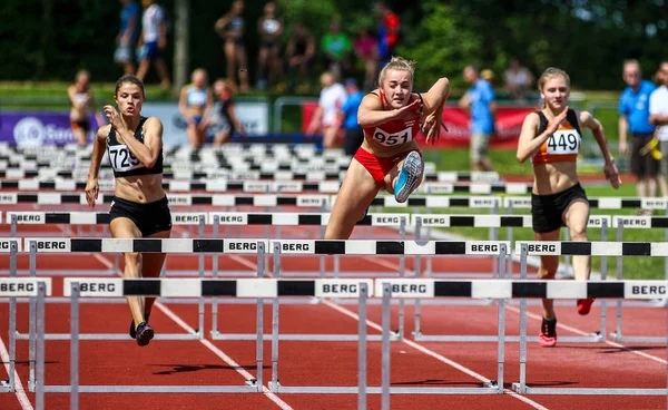 Озил, Германия - 16 июня 2018 года: чемпионат Баварии по легкой атлетике, бег с барьерами — стоковое фото