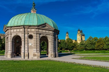 Hofgarten parkı ile Dianatempel Münih, Almanya