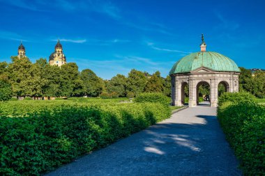 Hofgarten parkı ile Dianatempel Münih, Almanya