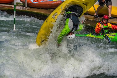 Augsburg, Almanya-16 Haziran 2019: Augsburg 'daki Eiskanal 'da Whitewater Kano
