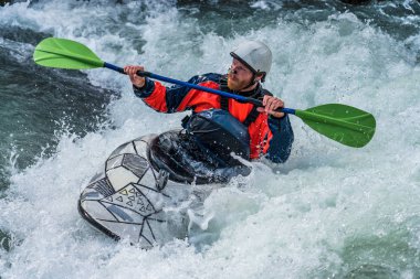 Augsburg, Almanya - 16 Haziran 2019: Augsburg'daki Eiskanal'da whitewater kayak, aşırı kano