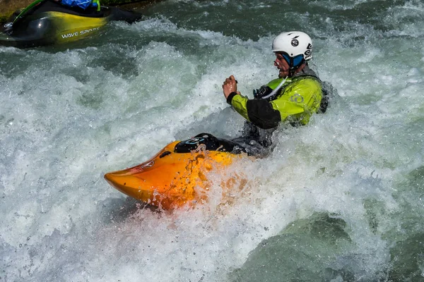 Augsburgo, Alemania - 16 de junio de 2019: Kayak de aguas bravas en el Eiskanal en Augsburgo —  Fotos de Stock