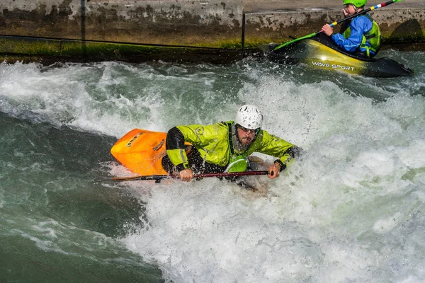 Augusta, Germania - 16 giugno 2019: kayak Whitewater sull'Eiskanal ad Augusta — Foto Stock