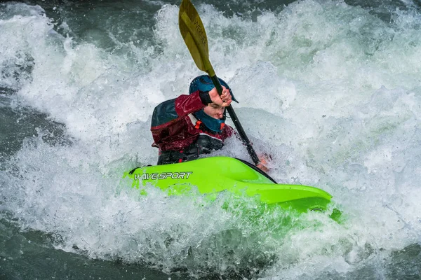 Augsburg, Németország-június 16, 2019: Whitewater kajakozás az Eiskanal Augsburgban — Stock Fotó