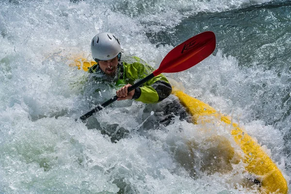 Augsburg, Almanya-16 Haziran 2019: Augsburg 'daki Eiskanal 'da Whitewater Kano