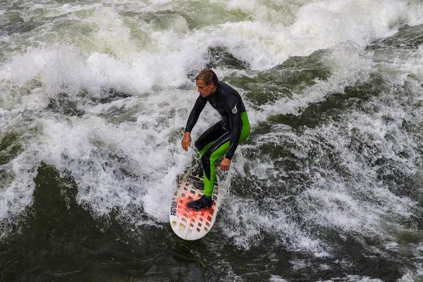 Munich, Alemania - 13 de octubre de 2018: Surfista en el río de la ciudad llamado Eisbach — Foto de Stock