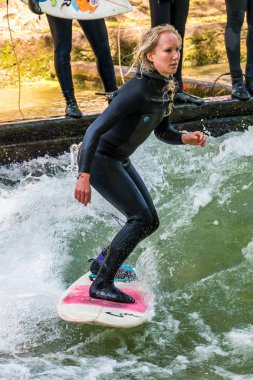 Münih, Almanya-Temmuz 13, 2019: şehir nehrinde sörfçü Eisbach denilen