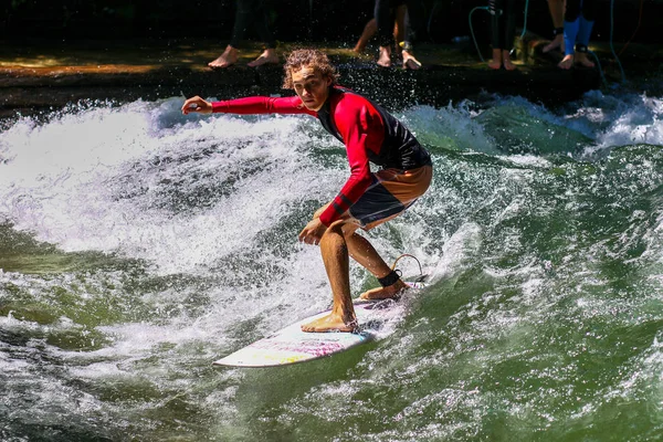 München, Németország-július 13, 2019: Surfer in the City River nevű Eisbach — Stock Fotó