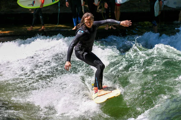 München, Németország-július 13, 2019: Surfer in the City River nevű Eisbach — Stock Fotó
