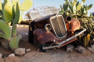 Namibya Solitaire çevreleyen çölde enkaz araba.