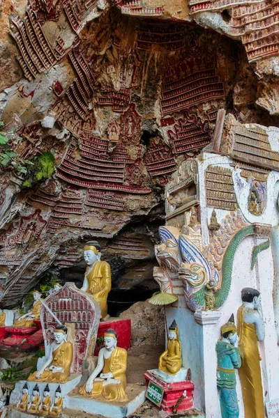 Estátuas de Buda dentro da Caverna Kaw Ka Thaung em Hpa-An, Mianmar — Fotografia de Stock