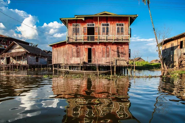 Casas flotantes de madera en el lago Inle en Shan, Myanmar — Foto de Stock