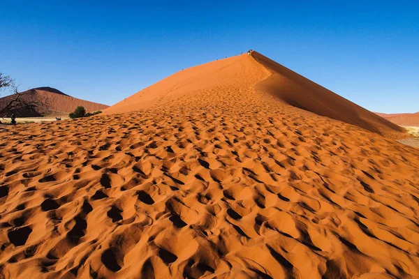 Zandduinen in de pan van SOSSUSVLEI in Namibië. Afrika. — Stockfoto