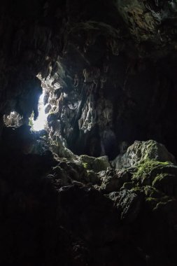 Vang Vieng, Laos'taki Pukham veya Poukham mağarasının içinde