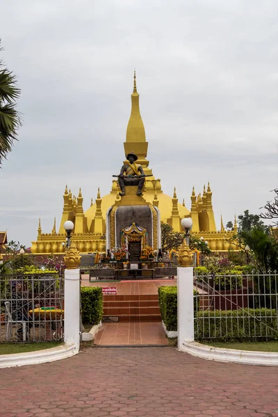 O Pagode dourado em Wat Pha que Luang Temple em Vientiane, Laos — Fotografia de Stock