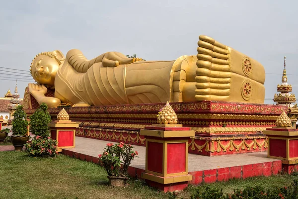 Estátua de buddha adormecido em Wat Pha que Luang Temple em Vientiane, Laos — Fotografia de Stock