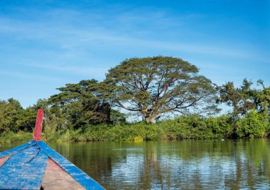 4000 Laos 'ta Mekong Nehri üzerinden Nakasong Adaları bölgesi