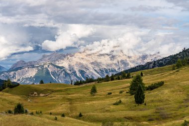 Passo Falzarego güneşli bir sonbahar gün. Dolomit Alpler, İtalya