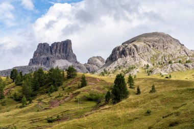 Passo Falzarego güneşli bir sonbahar gün. Dolomit Alpler, İtalya