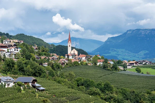 Paysage avec un petit village dans le Tyrol du Sud, région Renon-Ritten, Italie . — Photo