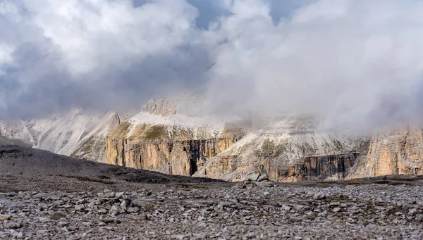 Den Sass Pordoi är en lättnad av Dolomiterna, i gruppen Sella, Italien — Stockfoto