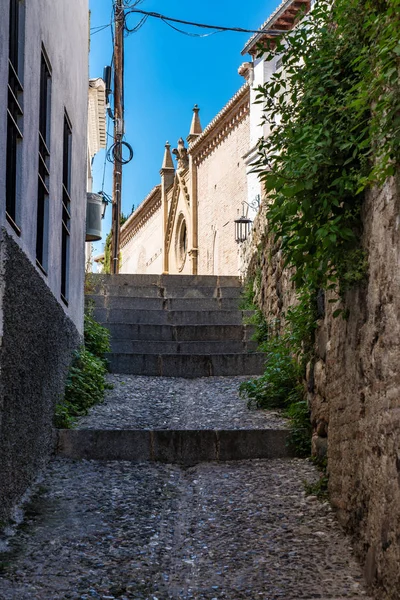 Granada, Hiszpania-wąska ulica w Albaicin mauretańskiej średniowiecznej dzielnicy — Zdjęcie stockowe