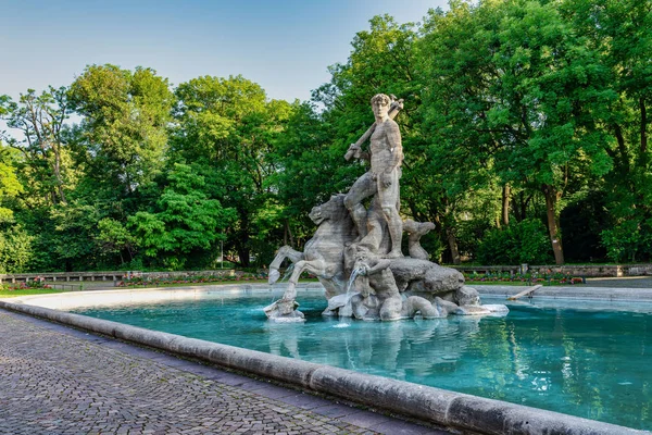 Fontanna Neptuna w starym ogrodzie botanicznym w Monachium, Niemcy — Zdjęcie stockowe