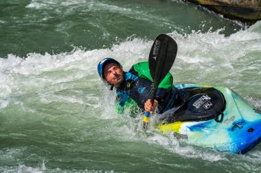 Augsburg, Almanya-16 Haziran 2019: Augsburg 'daki Eiskanal 'da Whitewater Kano