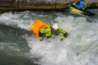Augsburg, Almanya-16 Haziran 2019: Augsburg 'daki Eiskanal 'da Whitewater Kano
