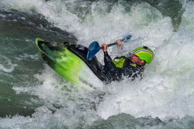 Augsburg, Almanya-16 Haziran 2019: Augsburg 'daki Eiskanal 'da Whitewater Kano
