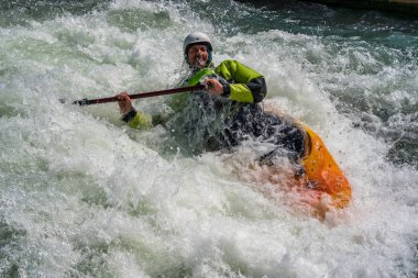 Augsburg, Almanya-16 Haziran 2019: Augsburg 'daki Eiskanal 'da Whitewater Kano