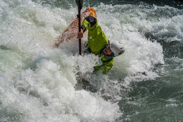 Augsburg, Německo-16. červen 2019: Whitewater na kajaku na Eiskantu v Augsburgu — Stock fotografie