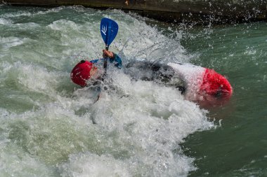 Augsburg, Almanya-16 Haziran 2019: Augsburg 'daki Eiskanal 'da Whitewater Kano