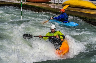 Augsburg, Almanya-16 Haziran 2019: Augsburg 'daki Eiskanal 'da Whitewater Kano
