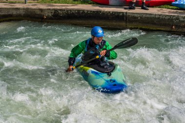 Augsburg, Almanya-16 Haziran 2019: Augsburg 'daki Eiskanal 'da Whitewater Kano