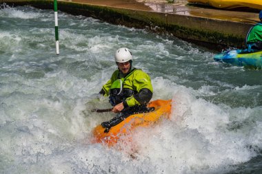 Augsburg, Almanya-16 Haziran 2019: Augsburg 'daki Eiskanal 'da Whitewater Kano