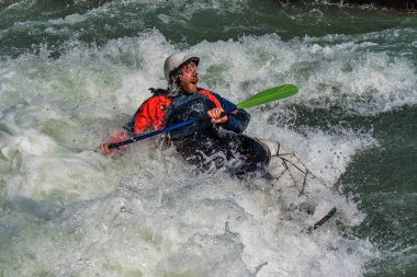 Augsburg, Almanya-16 Haziran 2019: Augsburg 'daki Eiskanal 'da Whitewater Kano