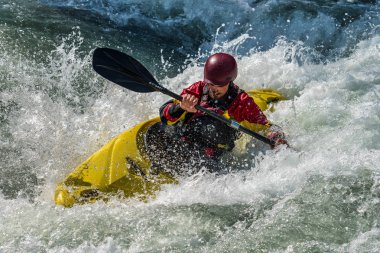 Augsburg, Almanya-16 Haziran 2019: Augsburg 'daki Eiskanal 'da Whitewater Kano