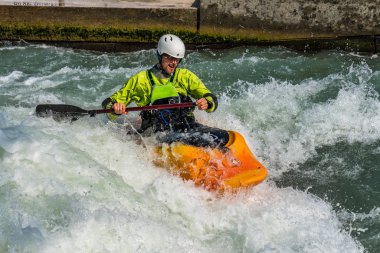 Augsburg, Almanya-16 Haziran 2019: Augsburg 'daki Eiskanal 'da Whitewater Kano