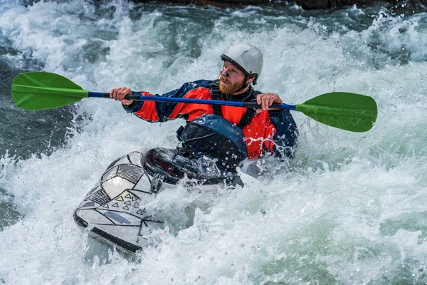 Augusta, Germania - 16 giugno 2019: kayak Whitewater sull'Eiskanal ad Augusta — Foto Stock