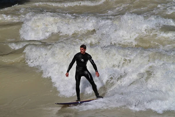 Munich, Alemania - 13 de octubre de 2018: Surfista en el río de la ciudad llamado Eisbach — Foto de Stock