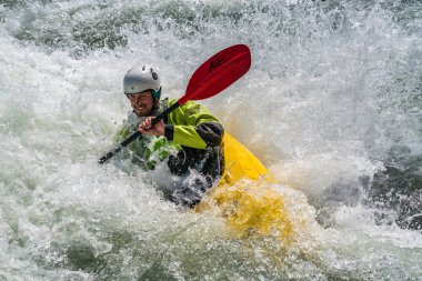 Augsburg, Almanya - 16 Haziran 2019: Augsburg'daki Eiskanal'da whitewater kayak, aşırı kano