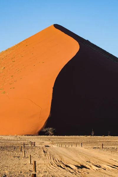 Dunas de arena en la sartén de Sossusvlei en Namibia. África . — Foto de Stock