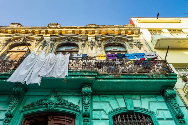 Vecchie case colorate nel centro di L'Avana, Cuba — Foto Stock